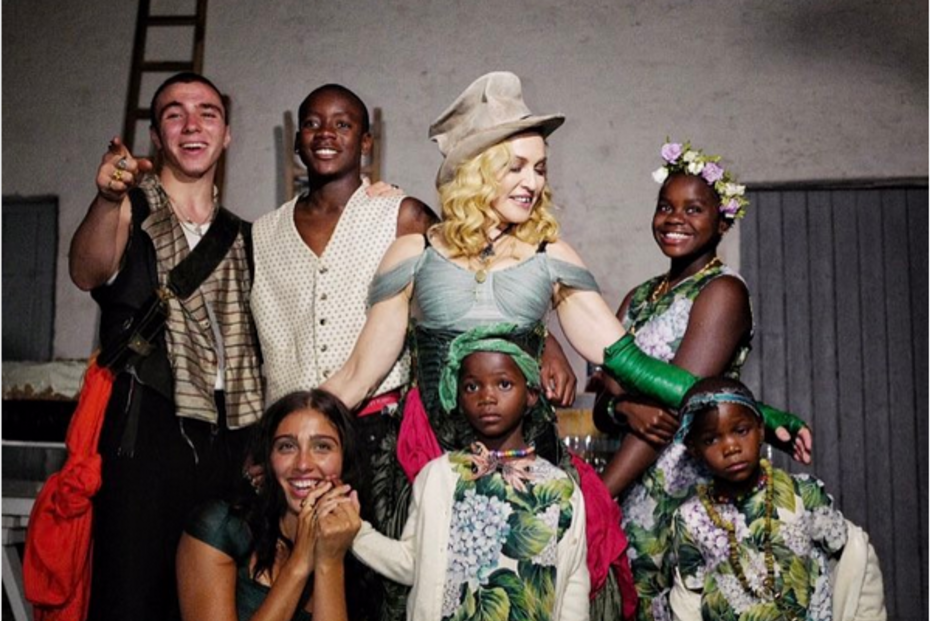 Madonna com os seis filhos.png