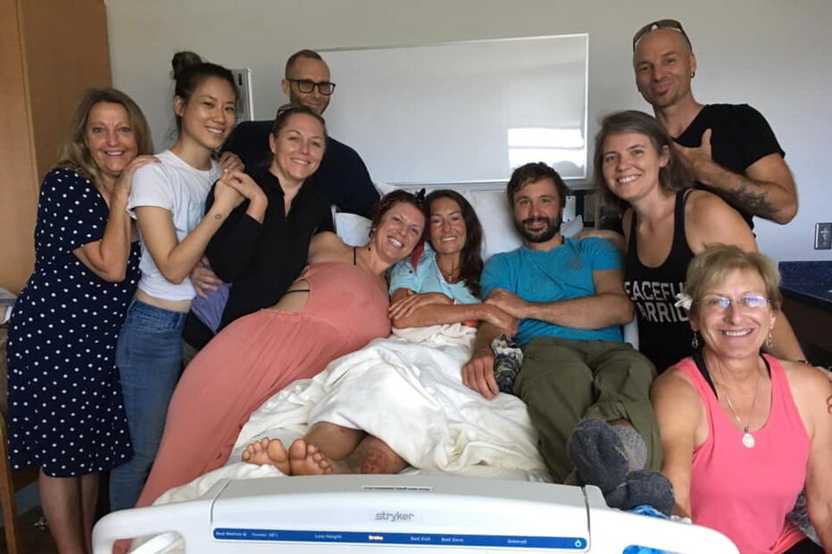 Amanda Eller rodeada de família e amigos a recuperar