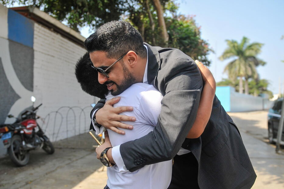 Empresário muda vida de menino que estudava à luz de um poste por não ter eletricidade em casa