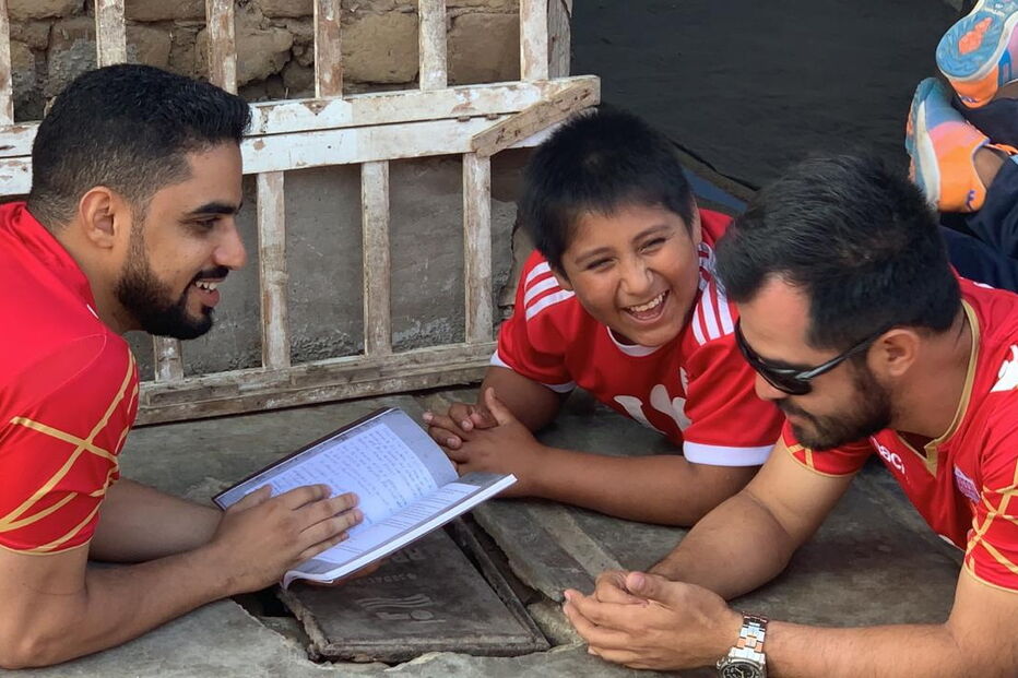 Empresário muda vida de menino que estudava à luz de um poste por não ter eletricidade em casa