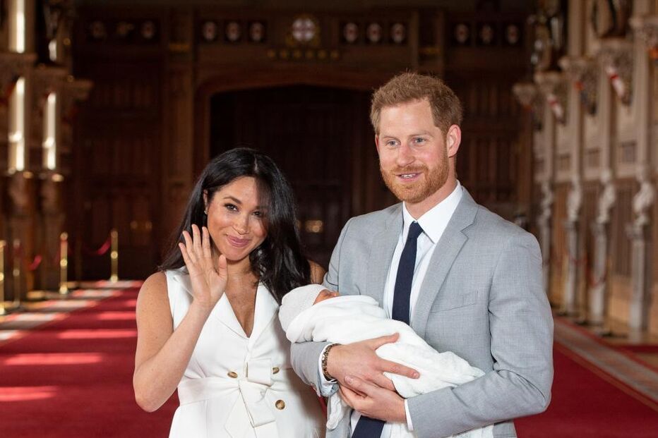 Meghan Markle e príncipe Harry com o pequeno Archie