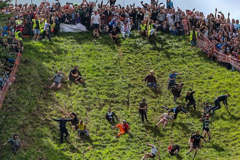 Corrida do queijo colina abaixo repete-se em Inglaterra