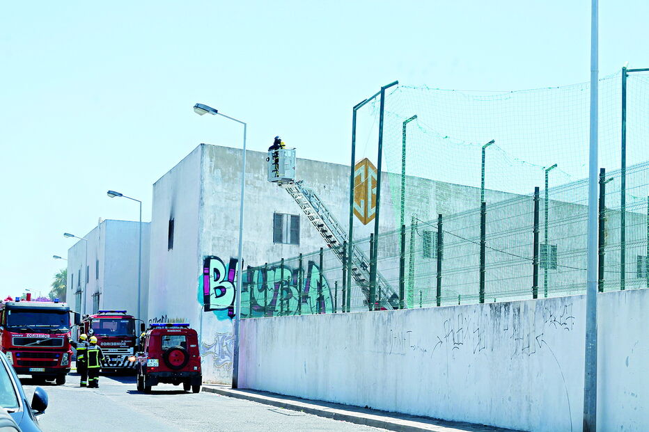 Bombeiros têm o quartel próximo da zona e chegaram rapidamente ao armazém da antiga empresa Carmo & Braz