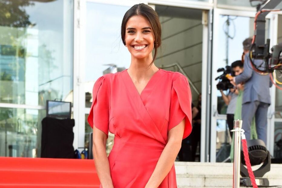 Isabela Valadeiro optou por um discreto vestido vermelho 