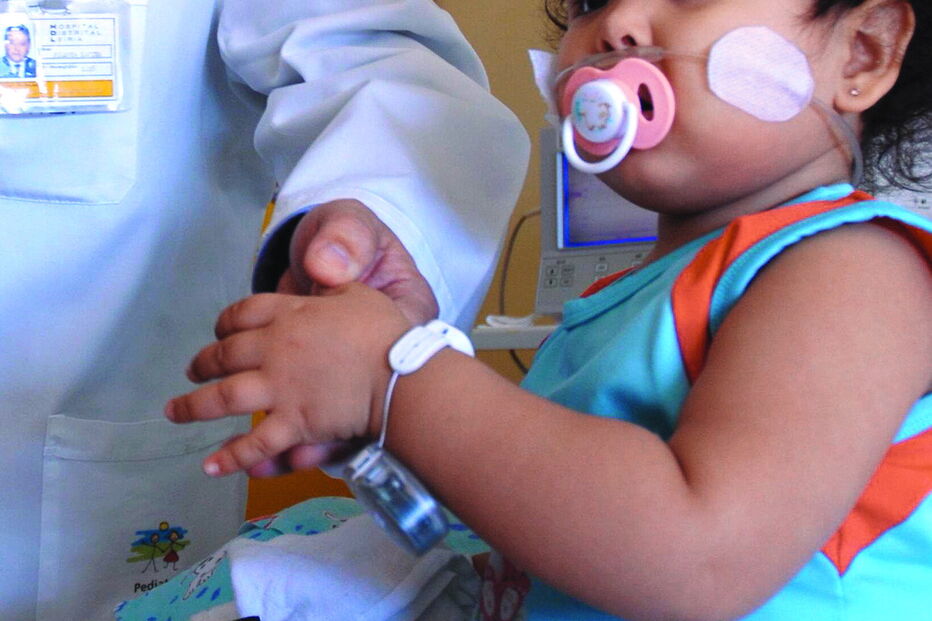 Bebé com pulseira eletrónica