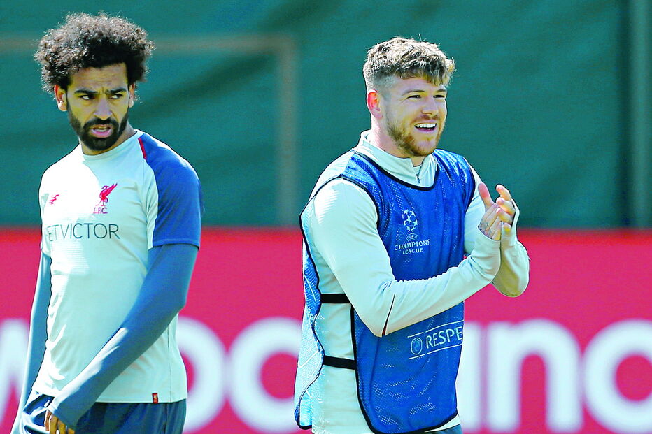 Mohamed Salah  (esq.) com Alberto Moreno, defesa em final de contrato com o Liverpool, que interessa ao Benfica