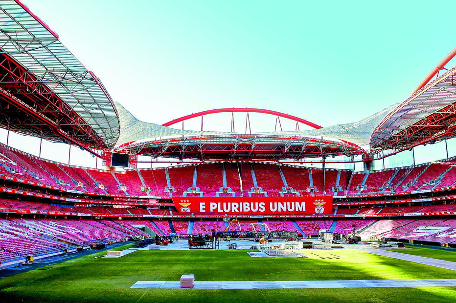 O palco onde o músico britânico Ed Sheeran vai atuar chegou ontem de manhã a Portugal e, à tarde, começou a ser montado no Estádio da Luz   