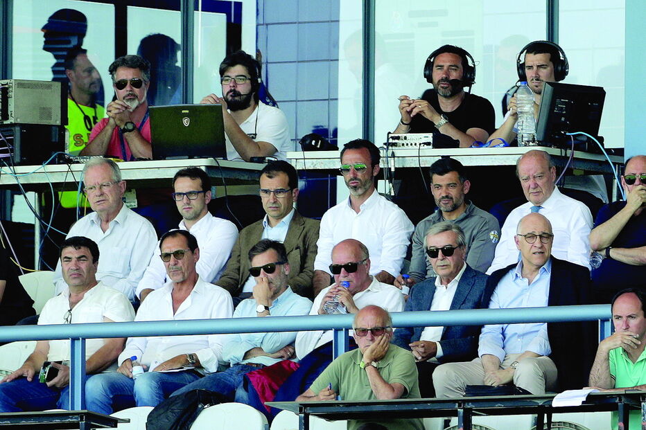 Sérgio Conceição assistiu ao jogo de juniores FC Porto-Sp. Braga (2-0), no Olival, ao lado de Pinto da Costa