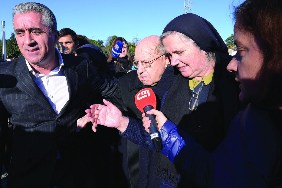 Joaquim Milheiro entre o advogado, Ernesto Salgado, e Maria Isabel Silva, uma das três religiosas acusadas    