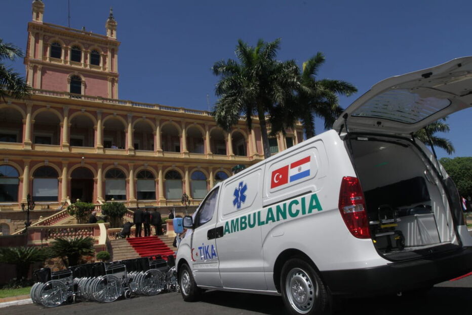 Paramédicos e a mãe saíram rapidamente do veículo não conseguindo salvar o recém-nascido de três meses.