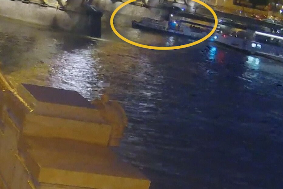 Barco naufraga no rio Danúbio em Budapeste, Hungria