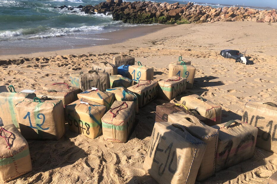 Os 58 fardos de droga foram encontrados durante uma operação policial de rotina.