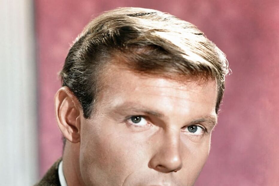 Adam West foi Batman em 1966