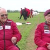 Veteranos de 90 anos voltaram a saltar de paraquedas na Normandia