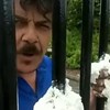 Pai cola mãos em portão de escola depois da filha ser expulsa por usar piercing