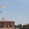 Militar espanhol perde controlo de paraquedas e embate contra telhado