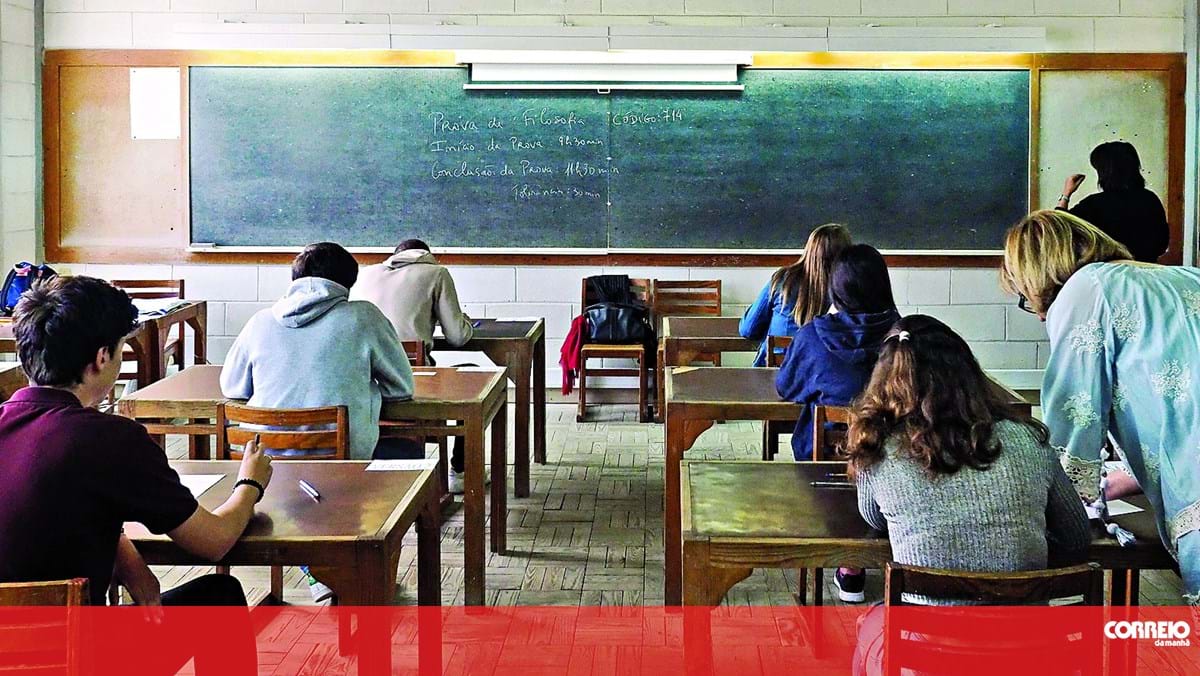 Médias dos exames nacionais melhoraram a Matemática e pioraram a Português. Há uma disciplina com média negativa – Sociedade