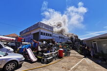 Bombeiros combatem incêndio que lavra em oficina de Santa Maria da Feira