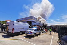 Bombeiros combatem incêndio que lavra em oficina de Santa Maria da Feira