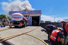 Bombeiros combatem incêndio que lavra em oficina de Santa Maria da Feira	