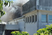 Bombeiros combatem incêndio que lavra em oficina de Santa Maria da Feira	
