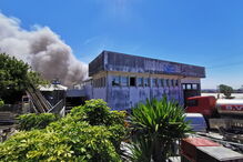 Bombeiros combatem incêndio que lavra em oficina de Santa Maria da Feira	