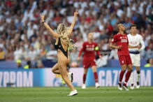 Adepta invade relvado na final da Liga dos Campeões em trajes menores