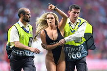 Adepta invade relvado na final da Liga dos Campeões em trajes menores