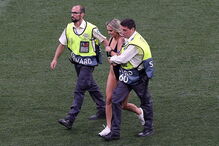 Adepta invade relvado na final da Liga dos Campeões em trajes menores