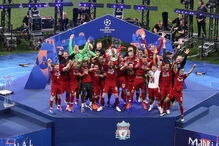 Liverpool recebe troféu da Liga dos Campiões após vencer Tottenham