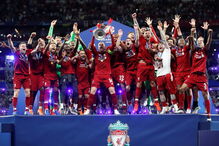 Liverpool recebe troféu da Liga dos Campiões após vencer Tottenham