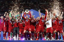 Liverpool recebe troféu da Liga dos Campiões após vencer Tottenham