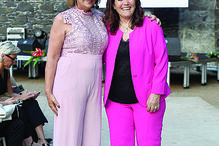 Maya com Dolores, mãe de Elma