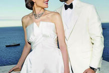 Charlotte com o vestido Chanel e o colar Cartier da avó