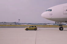 Novo modelo elétrico MINI Cooper SE a rebocar um avião de carga Boeing 777F durante 45 segundos