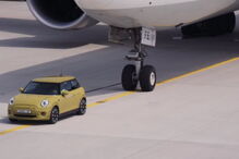 Novo modelo elétrico MINI Cooper SE a rebocar um avião de carga Boeing 777F durante 45 segundos