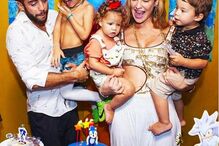 O ex-casal com os filhos