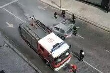 Carro em chamas causa o pânico em rua de Braga