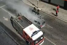 Carro em chamas causa o pânico em rua de Braga