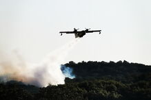 Meios aéreos combatem incêndio no Alandroal