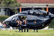 Neymar a sair do seu helicópero