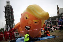 Corbyn junta-se a milhares de manifestantes em Londres contra visita de Trump