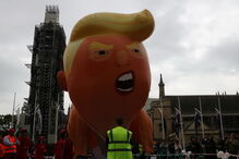 Corbyn junta-se a milhares de manifestantes em Londres contra visita de Trump