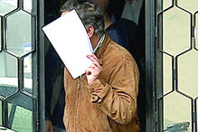 Arguidos taparam todos a cara à saída da Polícia Judiciária de Braga. Interrogatórios em tribunal continuam esta sexta-feira