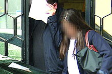 Arguidos taparam todos a cara à saída da Polícia Judiciária de Braga. Interrogatórios em tribunal continuam esta sexta-feira