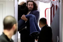 Mulher que acusa Neymar de violação desmaia na esquadra e sai ao colo do advogado