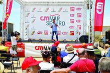 Espetáculo do cantor Toy decorreu junto à marina e atraiu centenas de pessoas 