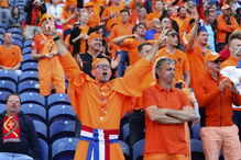 Adeptos holandeses nas bancadas do Estádio do Dragão