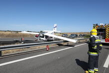 Avioneta aterra em autoestrada no Pinhal Novo e colide com dois carros