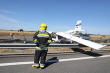 Avioneta aterra em autoestrada no Pinhal Novo e colide com dois carros